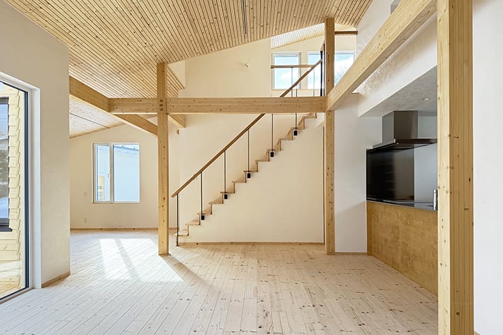 北海道産トドマツとほたて漆喰塗りの家のリビングダイニング