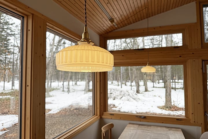 中標津のパンとコーヒーのこうばに乳白ガラスのランプシェードを追加する