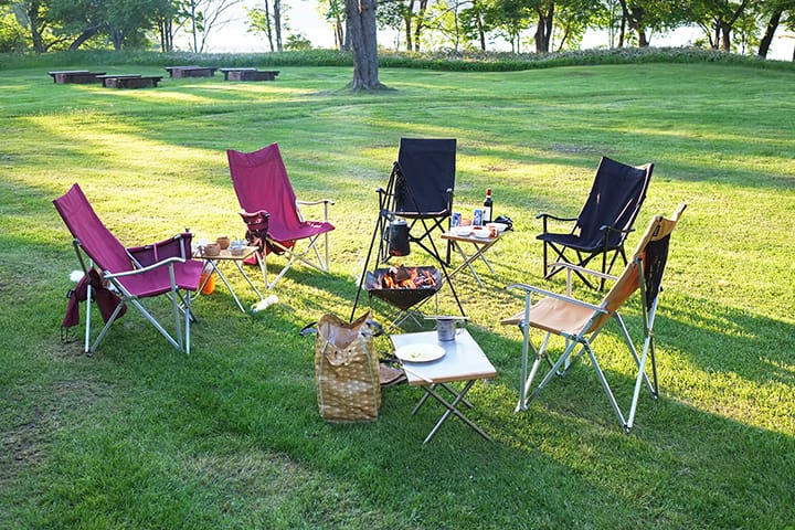 釧路湿原の塘路湖(とうろこ)湖畔にて焚火を囲むキャンプチェアを並べる