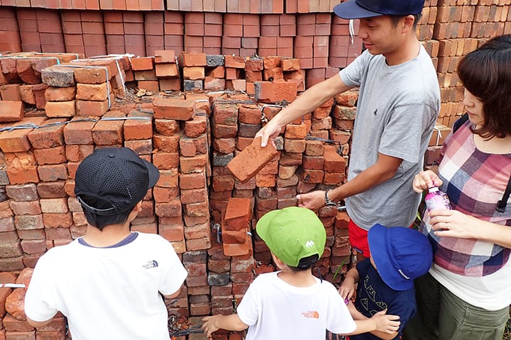 古いレンガを選ぶ親子(家族)