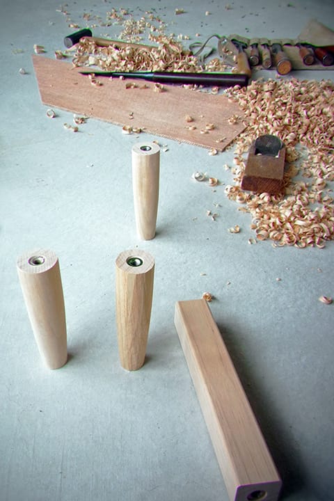 カンナとノミで木を削る